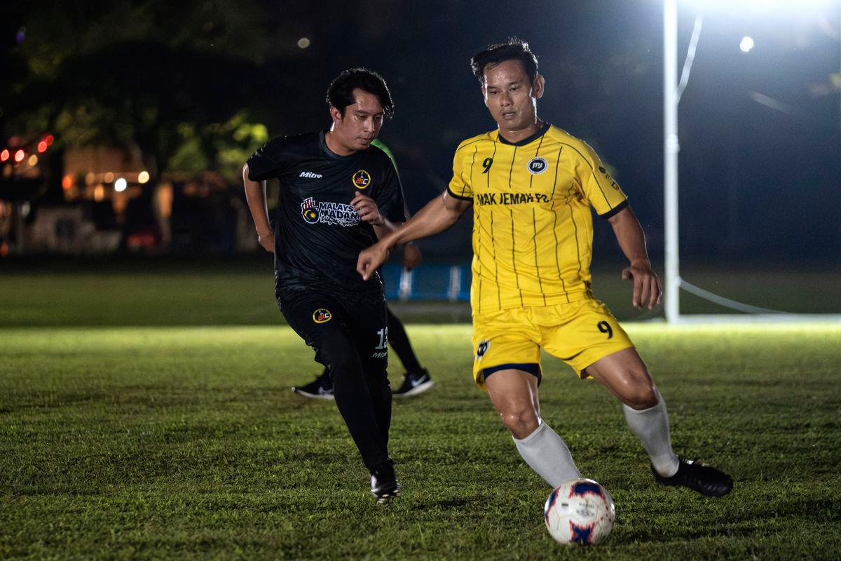 Timbalan Menteri Belia dan Sukan, Adam Adli Abdul Halim (kiri) turut sama beraksi dalam perlawanan persahabatan antara pasukan pilihan Anwar Ibrahim Club (AIC) dan pasukan Mak Jemah FC pada Kejohanan Bola Sepak piala MADANI 2025 peringkat Negeri Selangor di Padang Astaka, semalam- fotoBERNAMA