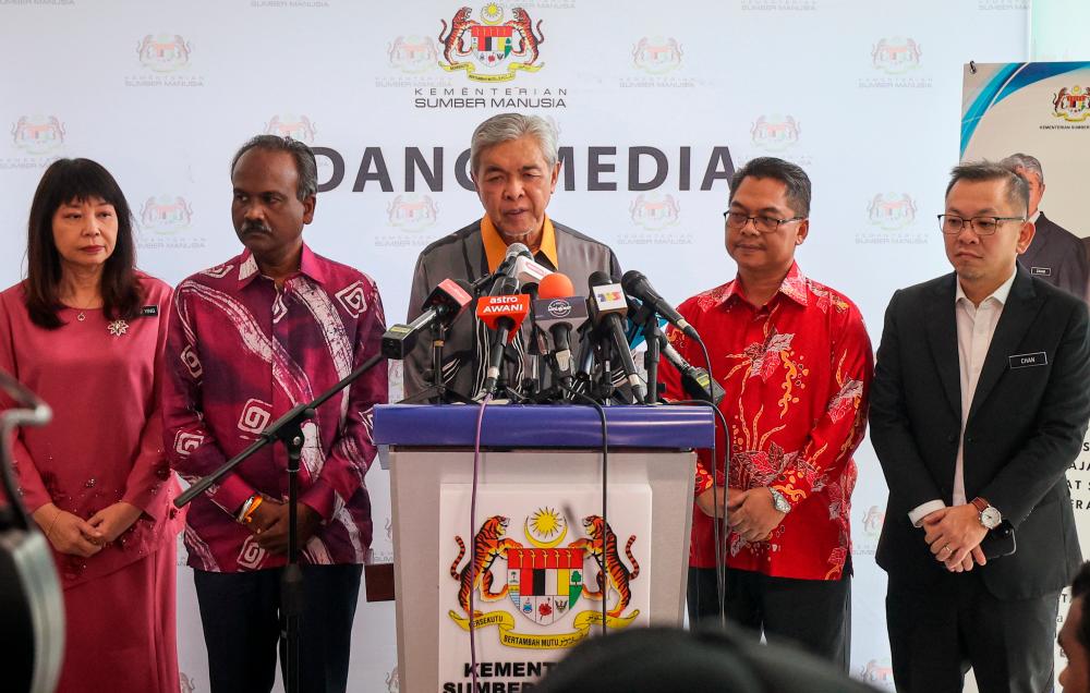 KUALA LUMPUR, 16 Mac -- Timbalan Perdana Menteri dan Menteri Kemajuan Desa dan Wilayah Datuk Seri Dr Ahmad Zahid Hamidi (tengah) bercakap dalam sebuah sidang media selepas pemeteraian 10 Memorandum Kerjasama pada Majlis Menandatangani Memorandum Kerjasama Transformasi Program Pendidikan dan Latihan Teknikal dan Vokasional (TVET) antara Kerajaan bersama Syarikat Berkaitan Kerajaan (GLC) dan Syarikat Swasta di Institut Latihan Perindustrian (ILP) Jalan Kuchai Lama di sini hari ini. fotoBERNAMA