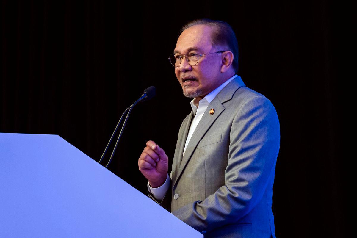 Prime Minister Datuk Seri Anwar Ibrahim delivers his keynote address at the Sasana Symposium 2025 here today. - BERNAMAPIX