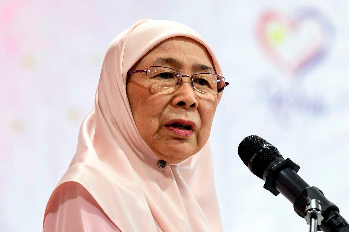 Isteri Perdana Menteri Datuk Seri Dr Wan Azizah Wan Ismail yang juga merupakan Pengerusi Pertubuhan Kebajikan Amal Silaturahim Isteri-Isteri Harapan Malaysia (KASIH) menyampaikan ucapan perasmian Program Kesedaran KesihatanMental Bandar Tun Razak dengan tema Suka Dalam Duka di Dewan Serbaguna Alam Damai, Cheras hari ini. - BERNAMA