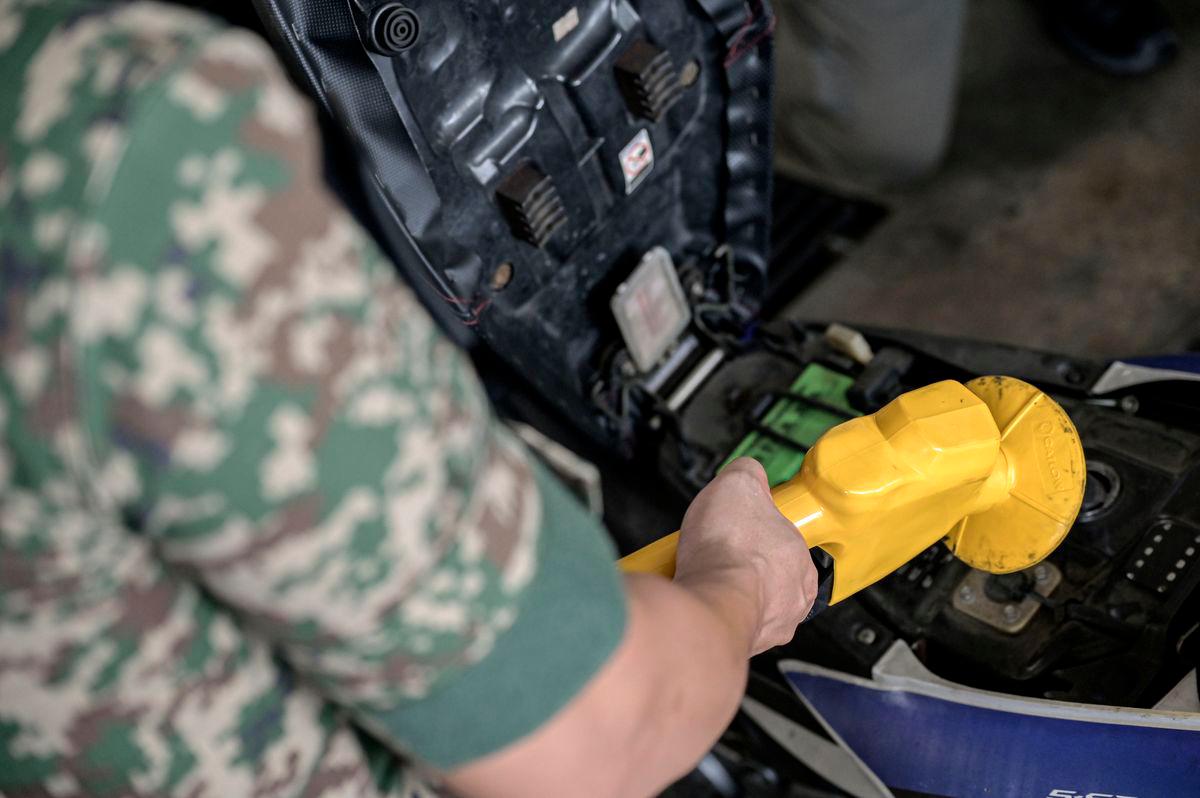 Gambar Hiasan Sahaja: Koperal Hilmi Azlan mengisi minyak motosikal miliknya selepas membuat pembayaran bagi mendapatkan subsidi petrol RON95 pada hari pertama pelaksanaan BUDI95 di Petronas Setiawangsa, hari ini- BERNAMA