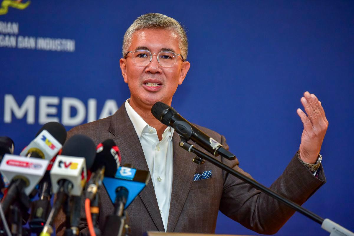 Menteri Pelaburan, Perdagangan dan Industri, Tengku Datuk Seri Zafrul Abdul Aziz bercakap pada sidang akhbar berkaitan tarif oleh Amerika Syarikat (AS) di Menara MITI hari ini. - fotoBERNAMA