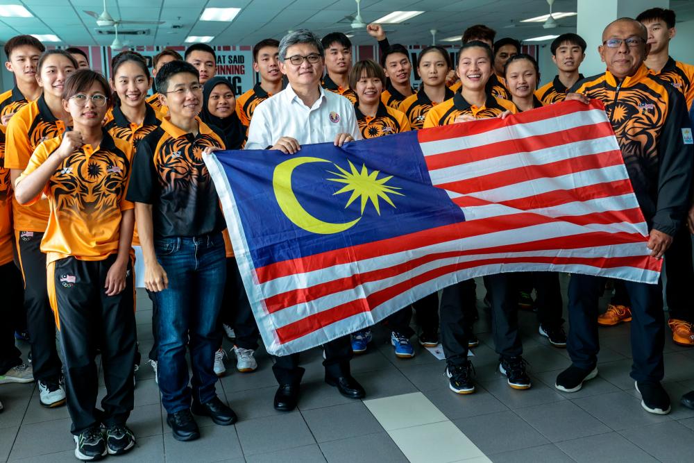 KUALA LUMPUR, May 2 -- The Secretary General of the Badminton Association of Malaysia (BAM), Datuk Kenny Goh poses with the National Badminton Squad at the Jalur Gemilang Handover Ceremony to the Malaysian Badminton Squad who will compete in the Cambodia SEA Games at the Malaysian Badminton Academy today. BERNAMAPIX