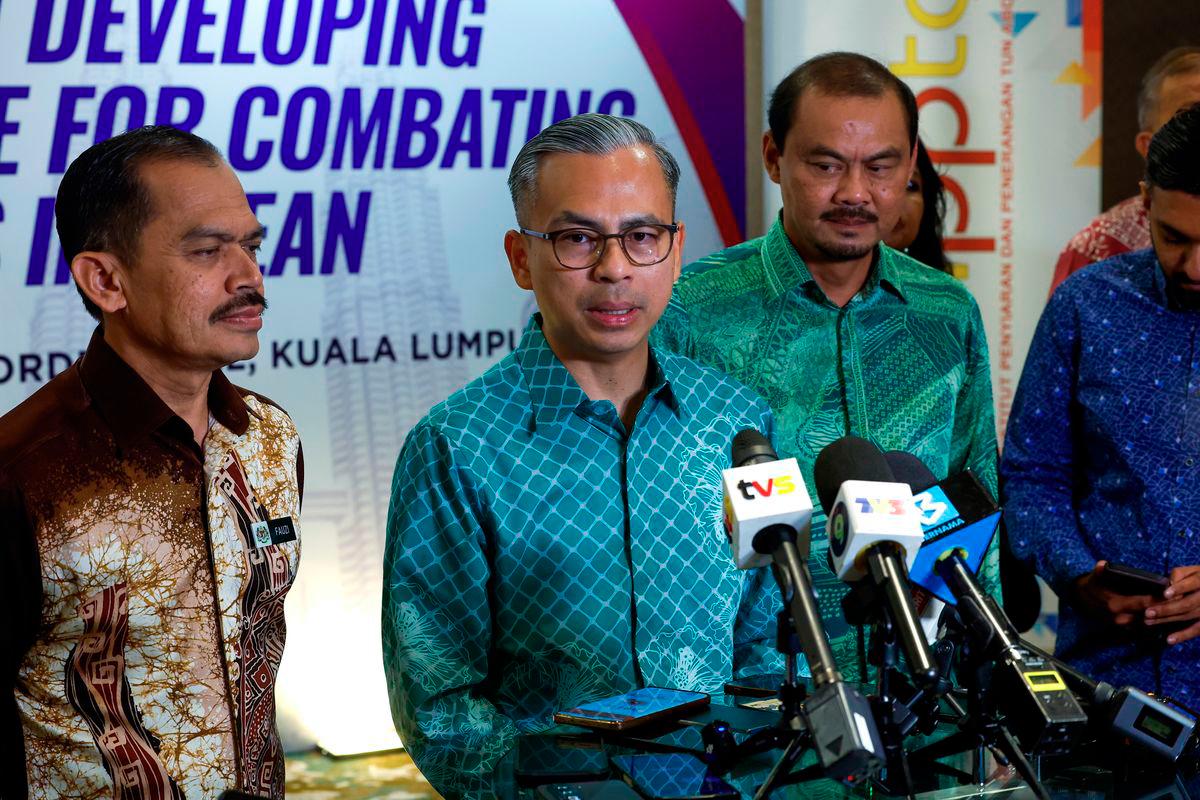 Minister of Communications, Datuk Fahmi Fadzil, during a press conference after officiating the “Seminar on Developing Training Module for Combating Fake News in ASEAN 2025” today. Also present were the Secretary-General of the Ministry of Communications, Datuk Mohamad Fauzi Md Isa, and the Director-General of the Tun Abdul Razak Institute of Broadcasting and Information (IPPTAR), Roslan Ariffin. – BERNAMA