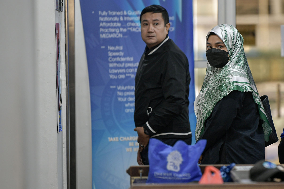 The mother of the late Zayn Rayyan Abdul Matin, Ismanira Abdul Manaf, 30, arrives at the Sessions Court today. – BERNAMA