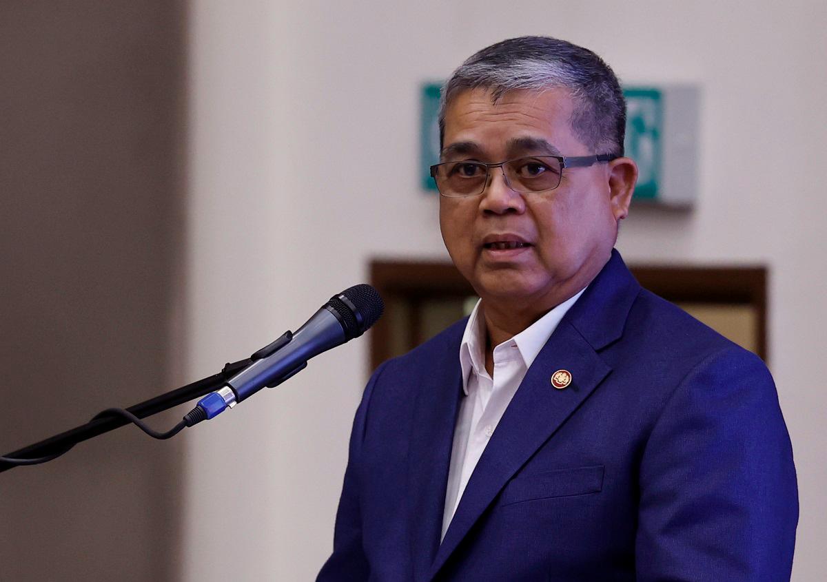 Menteri Perpaduan Negara, Datuk Aaron Ago Dagang berucap merasmikan Program Bicara Sejarah ASEAN “Keterangkuman Dan Kemampanan” di Arkib Negara, hari ini. - Bernama