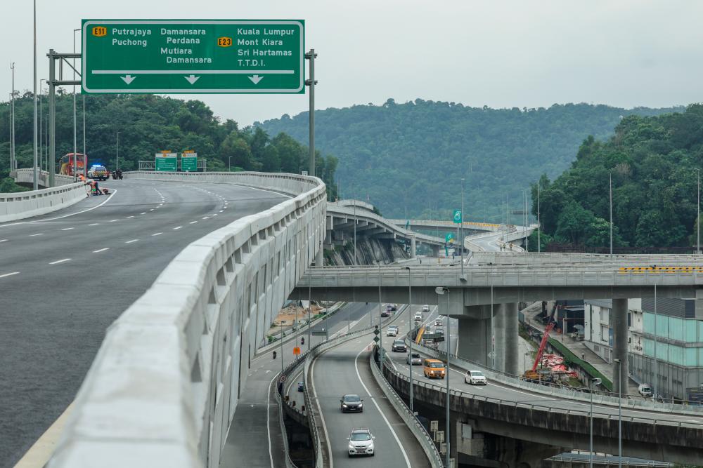 KUALA LUMPUR, Oct 11 -- The situation around the Damansara-Shah Alam elevated highway (DASH) before it opens to the public in the near future during a media visit to the highway today. BERNAMAPIX