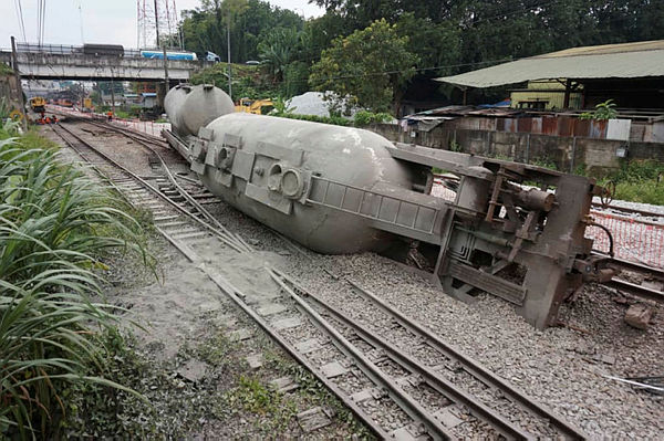 The view of the train that had derailed earlier last Wednesday near Rawang station.