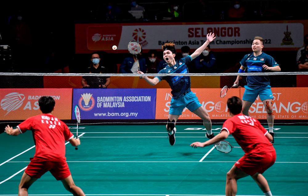 SHAH ALAM, Feb 19 - National Men’s Doubles Aaron Chia (right) and Soh Wooi Yik (left) take on South Korean doubles Kim Hwi Tae and Kim Jaehwan in the 2022 Asian Team Badminton Championships (BATC) at the Setia City Convention Center today. BERNAMApix