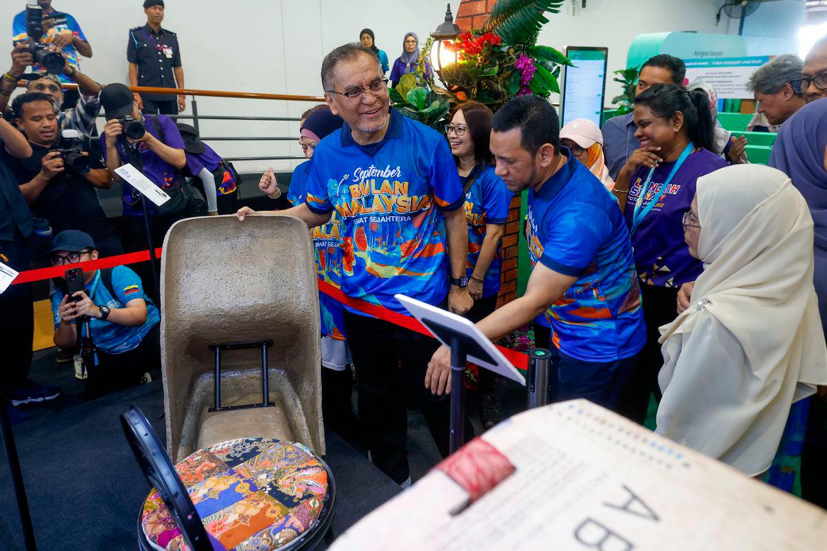 Menteri Kesihatan Datuk Seri Dr. Dzulkefly Ahmad ketika melawat pameran Pusat Beli-Belah Mesra Pembudayaan Hidup Sihat atau Healthy Living Mall sempena Sambutan Bulan Malaysia Sihat Sejahtera Peringkat Kebangsaan (BMSS) 2025 di AEON Mall, AU2 Setiawangsa hari ini. Turut sama, Ahli Lembaga Pengarah AEON CO.(M) Bhd Naser Jaafar - fotoBERNAMA