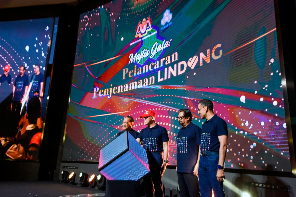 Human Resources Minister Steven Sim (second, left). Bernamapix