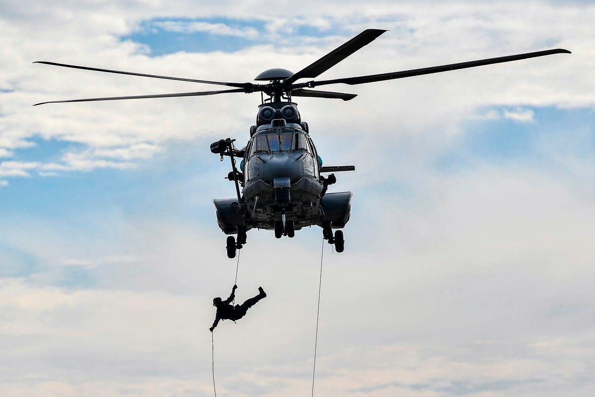 Royal Malaysian Air Force (RMAF) Chief, General Datuk Seri Muhamad Norazlan Aris, took part in a hostage rescue demonstration during the RMAF Open Day in conjunction with the 40th Ruby Jubilee of Subang Air Base here today. – BERNAMA