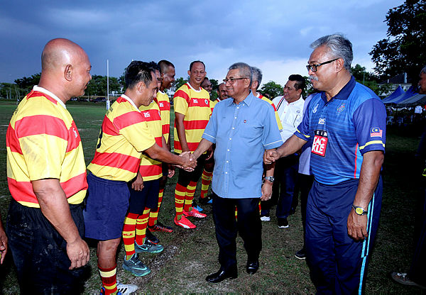Inspector-General of Police Tan Sri Mohamad Fuzi Harun meets with rugby players during the PDRM’s Camaraderia Cup 2019 rugby match at General Operations Force 4th Batallion Camp, Kajang on April 6, 2019. — Bernama