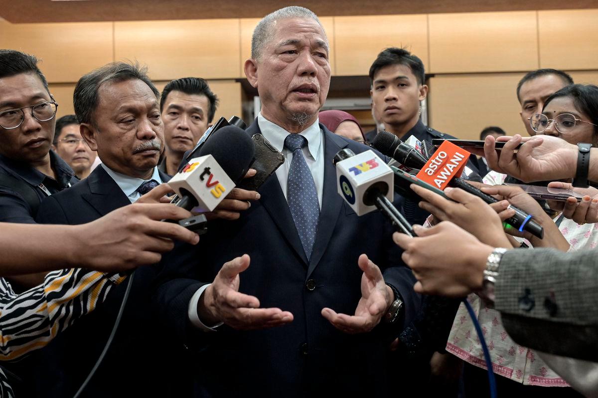 Timbalan Perdana Menteri Datuk Seri Fadillah Yusof ketika ditemu bual pemberita selepas Majlis Perasmian Ekspo Inovasi dan Pengkomersilan Kebangsaan (NICE 2025) di Pusat Dagangan Dunia Kuala Lumpur (WTCKL) hari ini. Turut hadir Timbalan Menteri Sains, Teknologi dan Inovasi Datuk Mohammad Yusof Apdal (dua, kiri) -fotoBERNAMA
