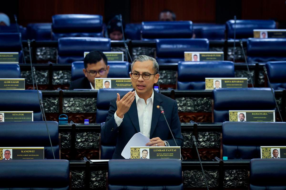 Menteri Komunikasi, Datuk Fahmi Fadzil ketika sesi pertanyaan-pertanyaan bagi jawab lisan pada Mesyuarat Ketiga Penggal Ketiga, Majlis Parlimen ke-15 Dewan Rakyat di Bangunan Parlimen hari ini. - fotoBERNAMA