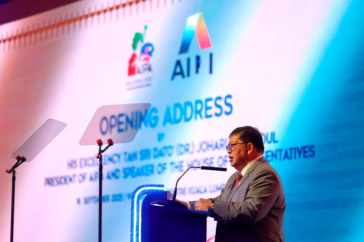 Presiden Perhimpunan Agung Antara Parlimen ASEAN ke-46 (AIPA GA) 2025 Tan Sri Dr Johari Abdul yang juga Yang Dipertua Dewan Rakyat menyampaikan ucapan pembukaan sempena Perhimpunan Agung Antara Parlimen ASEAN (AIPA) ke-46 di Dewan Merdeka Pusat Dagangan Dunia (WTC) hari ini. - BERNAMA