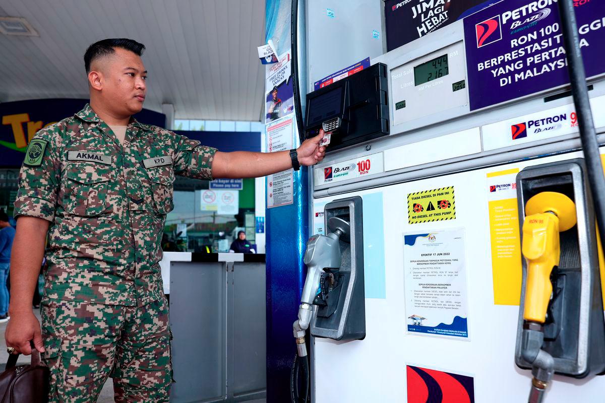 Soldier Muhammad Akmal Sirajuddin filled up his petrol with RON95 at the Petron TTDI petrol station for RM1.99 per litre, compared to the current market price of RM2.05 per litre, under the BUDI MADANI RON95 (BUDI95) initiative, which began today. – BERNAMA