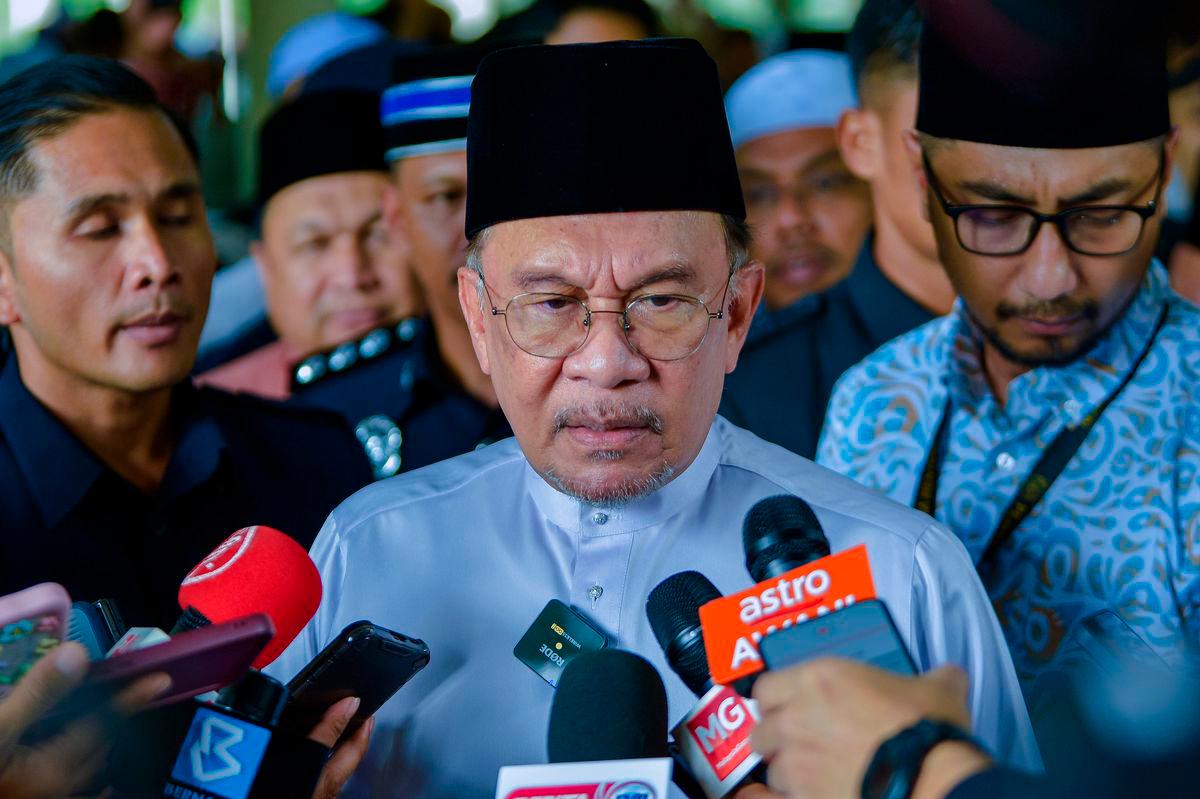 Perdana Menteri Datuk Seri Anwar Ibrahim ketika ditemui pemberita selepas menunaikan solat Jumaat di Masjid Al Khadijah Jalan Pantai Sentral 2 hari ini -fotoBERNAMA