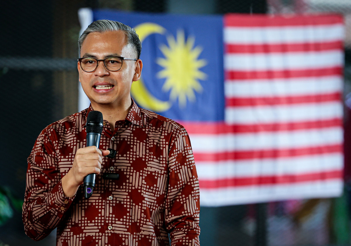 Minister of Communications, Datuk Fahmi Fadzil, mingling with students during an informal chat session at the Pentarama Homecoming Programme at Sekolah Kebangsaan Bangsar today. – BERNAMA