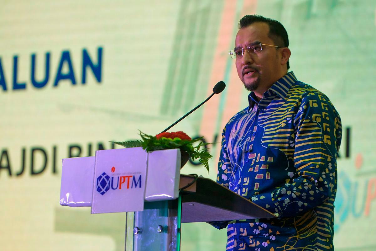 Pengerusi Majlis Amanah Rakyat (MARA) Datuk Dr Asyraf Wajdi Dusuki berucap pada majlis Simposium Pemikiran Tun Abdullah Ahmad Badawi di sebuah hotel hari ini - BERNAMA