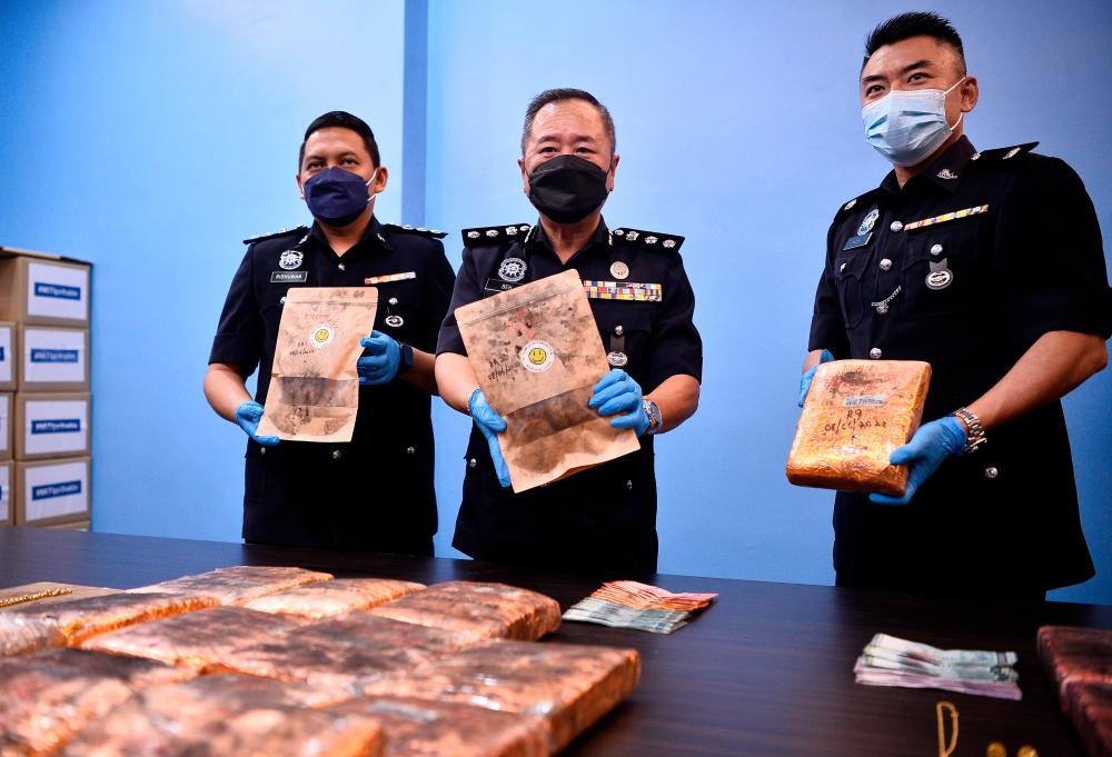 KUALA LUMPUR, June 13 - Sentul District Police Chief ACP Beh Eng Lai (center) shows the drugs seized at a press conference on drug trafficking syndicates at the Sentul District Headquarters.