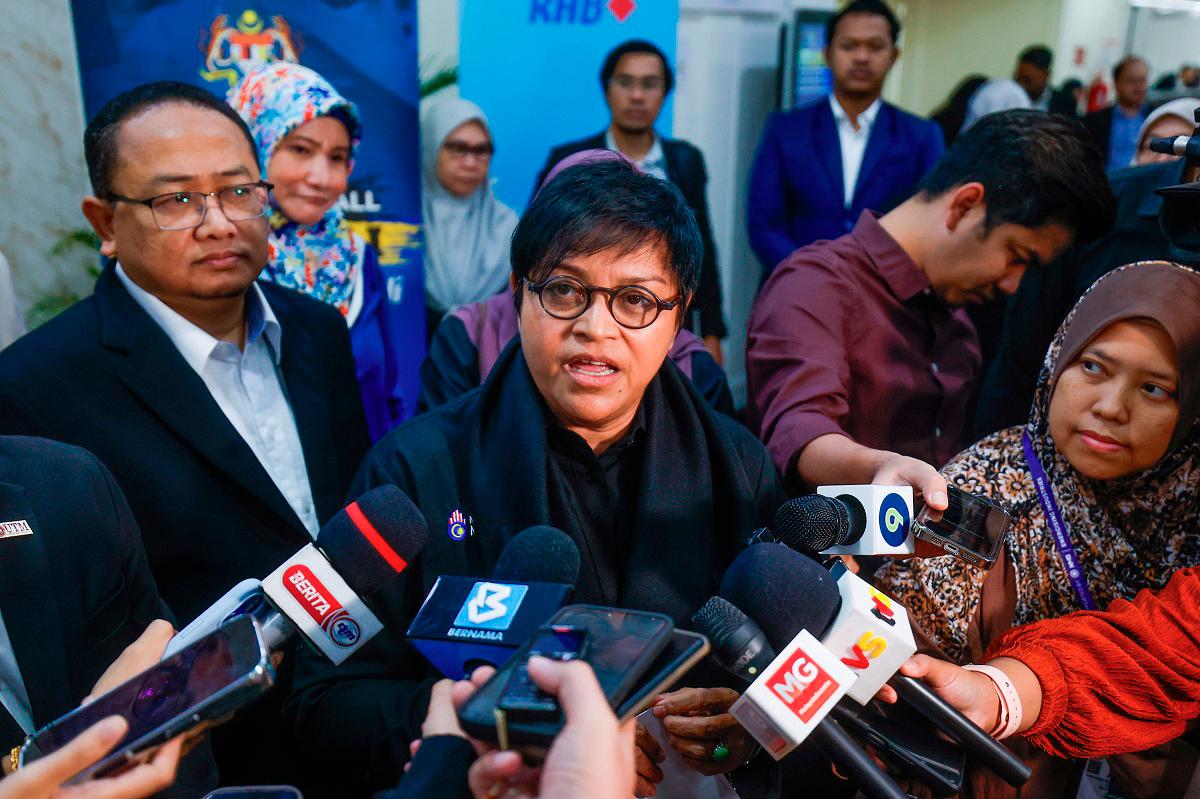 Azalina mengulas mengenai kenyataan Menteri Pendidikan Fadhlina Sidek berhubung kes rogol di Melaka di Dewan Merdeka, World Trade Centre (WTC), hari ini. Bernama