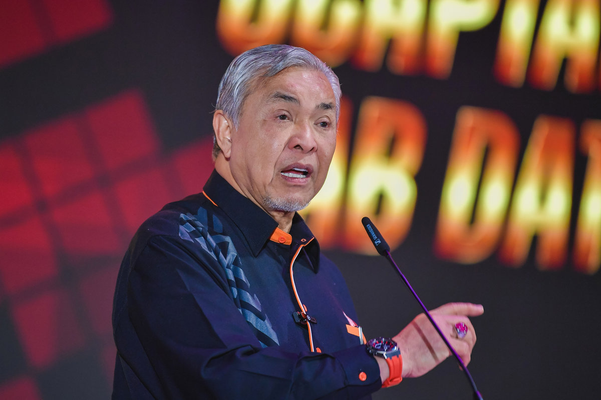 Deputy Prime Minister Datuk Seri Dr Ahmad Zahid Hamidi delivers a speech at the 2025 FELDA Settlers’ Appreciation Ceremony at the Malaysia International Trade and Exhibition Centre (MITEC) today. – BERNAMA