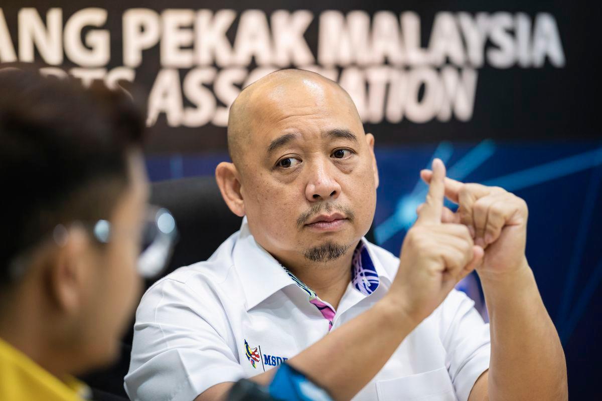 Presiden Persatuan Sukan Orang Pekak Malaysia (MSDeaf), Dr Ong Shin Ruenn, berkomunikasi menggunakan bahasa isyarat pada sidang media berkaitan pengumuman Belanjawan 2026 di Pejabat MSDeaf, hari ini. - BERNAMA