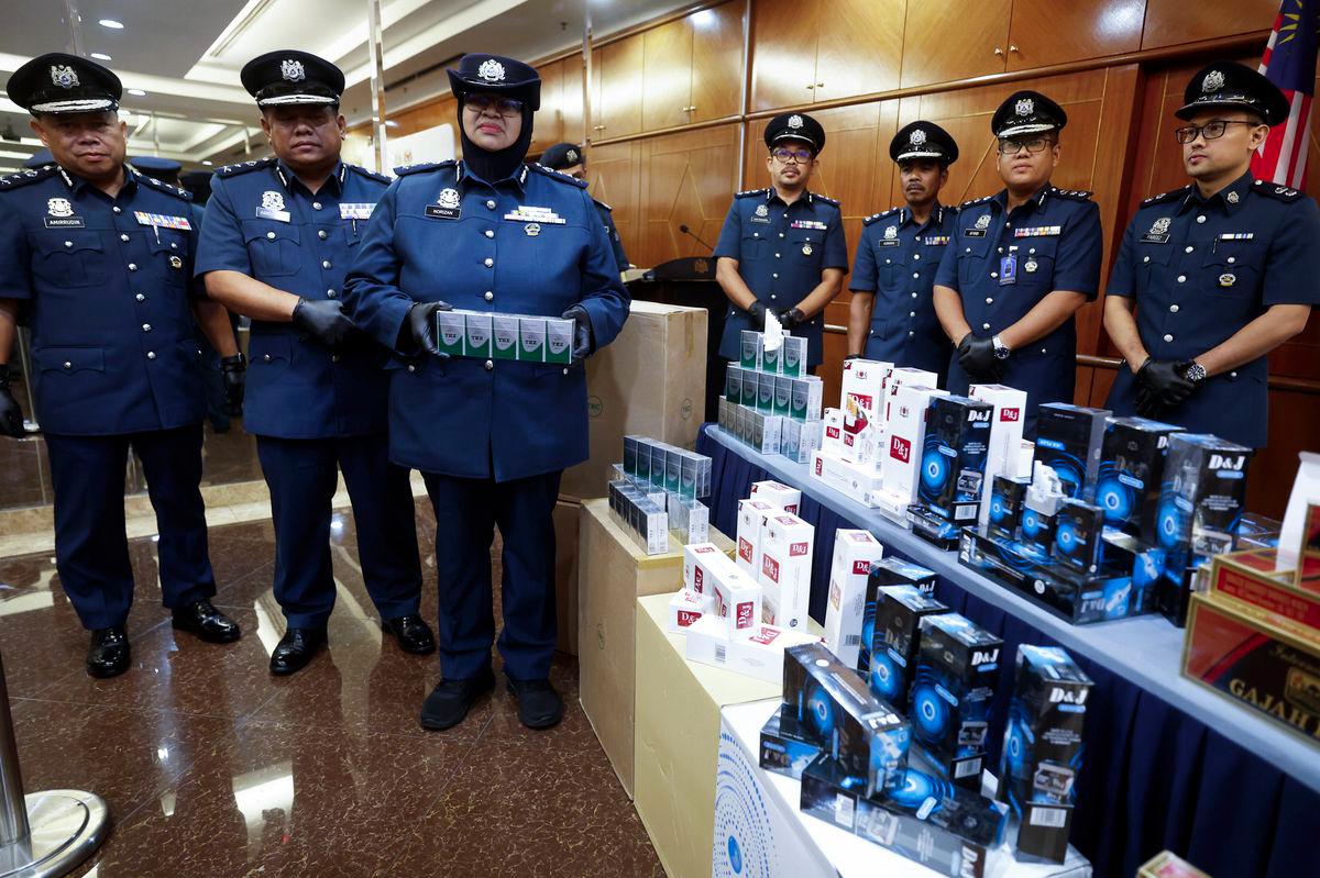 Pengarah Kastam Wilayah Persekutuan Kuala Lumpur, Wan Norizan Wan Daud (tiga, kiri) menunjukkan rokok kretek dan rokok putih yang bernilai RM2,077,724 termasuk cukai pada sidang akhbar di Kompleks Kastam Kuala Lumpur di Kelana Jaya, hari ini. - fotoBERNAMA