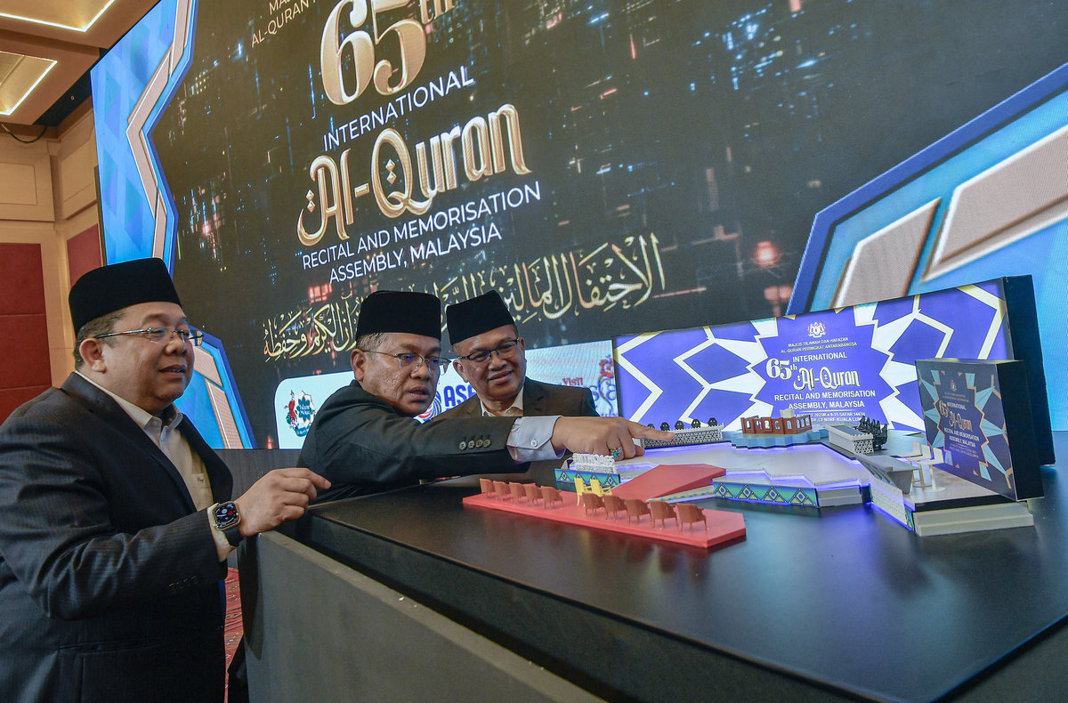 Minister in the Prime Minister’s Department (Religious Affairs), Datuk Dr Mohd Na’im Mokhtar (centre), witnesses the pre-launch gimmick of the 65th International Al-Quran Recitation and Memorisation Assembly (MTHQA) for the year 1447H/2027AD at the World Trade Centre Kuala Lumpur (WTCKL) on 14 July, 2025.