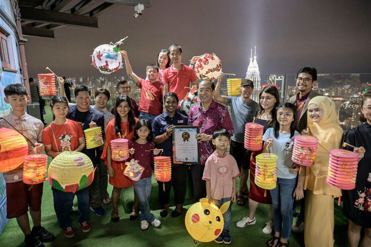 Non-Executive Chairman of LSH Service Master Sdn Bhd (LSHSM), Tan Sri Lim Keng Cheng, received a Malaysia Book of Records (MBOR) certificate from MBOR representative Menaga Vadamalai at the Highest Mid-Autumn Lantern Parade Programme organised by the Kuala Lumpur Tower tonight. – BERNAMA