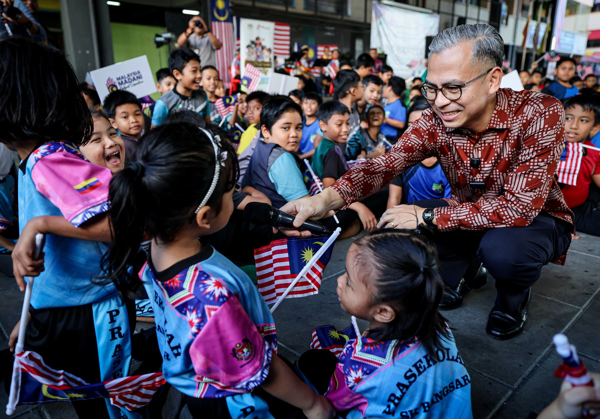 Minister of Communications, Datuk Fahmi Fadzil, interacting with students during an informal chat session at the Pentarama Homecoming Programme at Sekolah Kebangsaan Bangsar today. – BERNAMA