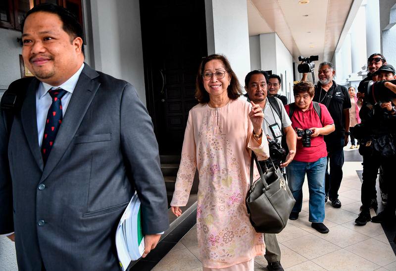 The wife of former Finance Minister Tun Daim Zainuddin, Toh Puan Na’imah Abdul Khalid (centre) was present at the Kuala Lumpur Court Complex today - BERNAMApix