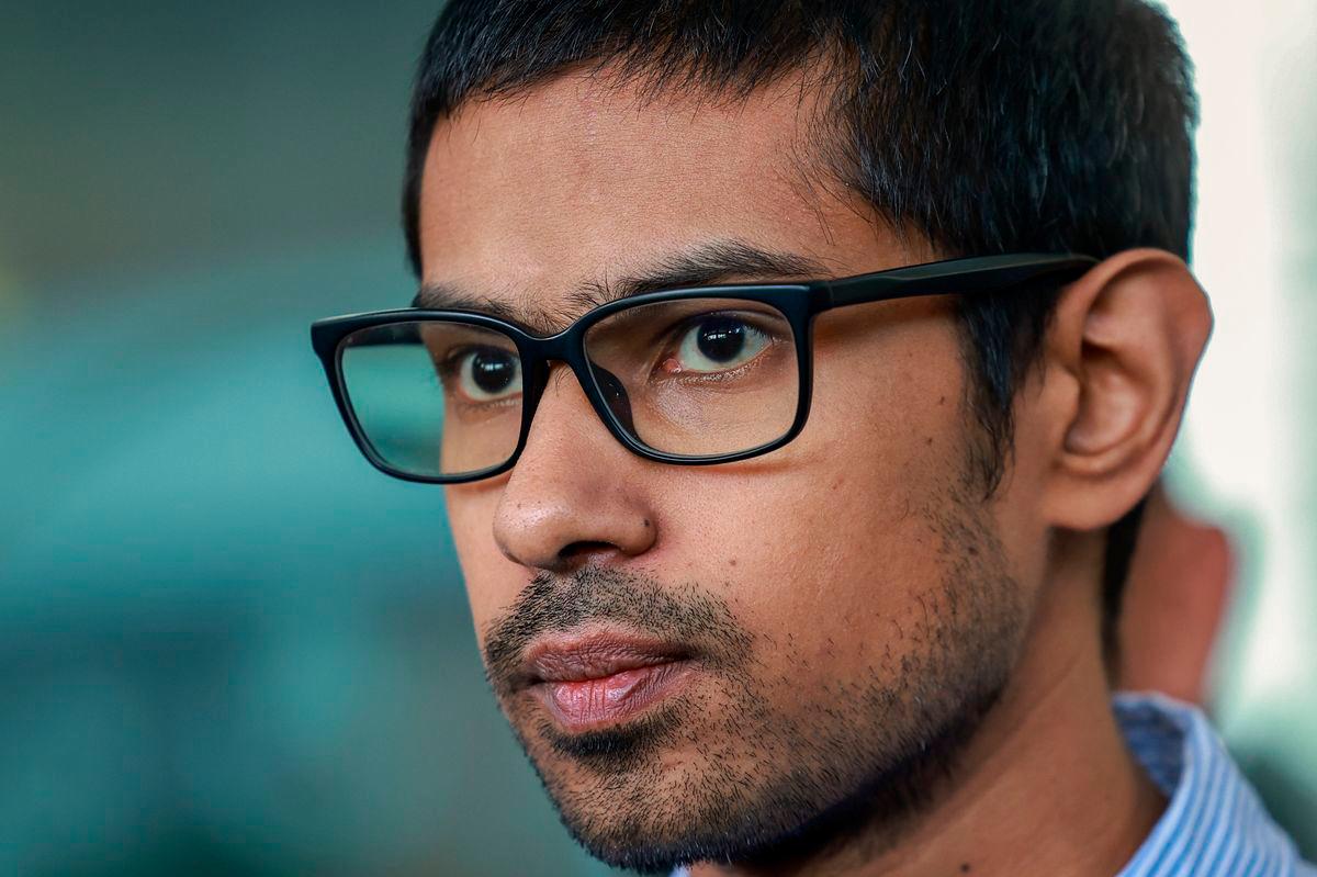 Bekas pembantu penyelidik kepada seorang ahli politik Muhammed Yusoff Rawther hari ini dilepaskan dan dibebaskan oleh Mahkamah Tinggi di sini hari ini daripada pertuduhan mengedar dadah jenis kanabis dan memiliki dua pucuk pistol tiruan. fotoBERNAMA