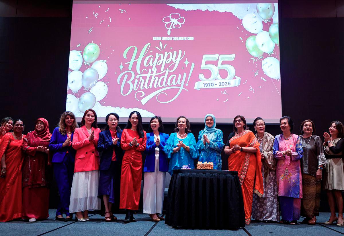 National songstress Datuk Seri Siti Nurhaliza Tarudin and President of The Kuala Lumpur Speakers Club, Tunku Dara Tunku Tan Sri Naquiah Tuanku Ja’afar, celebrate the 55th anniversary of The Kuala Lumpur Speakers Club during the Graduation Ceremony of the Class of 2025 at The Kuala Lumpur Speakers Club here today. - BERNAMA