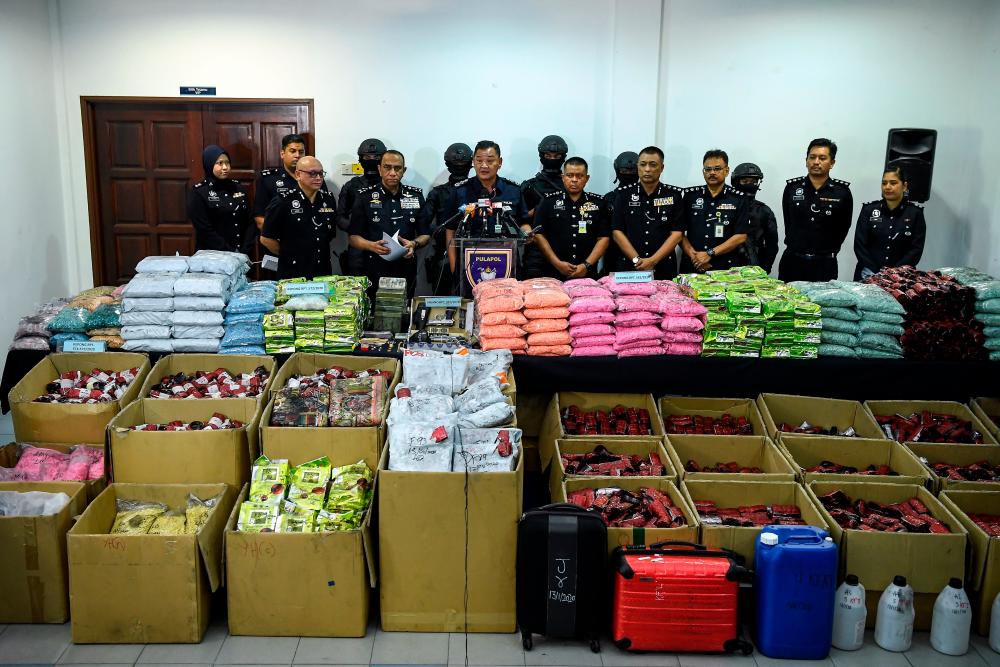 IGP Tan Sri Abdul Hamid Bador (6th from R) speaks at a press conference on the success of a massive seizure of drugs from a syndicate based in Kuala Lumpur, at the Kuala Lumpur Police Training Center (Pulapol) today. - Bernama