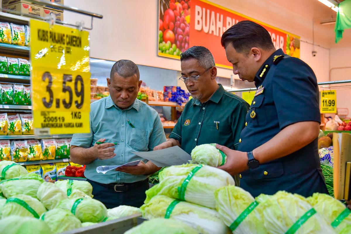 Pengarah Kementerian Perdagangan Dalam Negeri Dan Kos Sara Hidup Kuala Lumpur, Mohd Sabri Seman melakukan pemeriksaan harga barangan di sebuah pasar raya di Jalan Klang Lama hari ini, susulan pelaksanaan semakan kadar Cukai Jualan dan peluasan skop Cukai Perkhidmatan (SST) yang berkuat kuasa pada 1 Julai lalu - BERNAMA