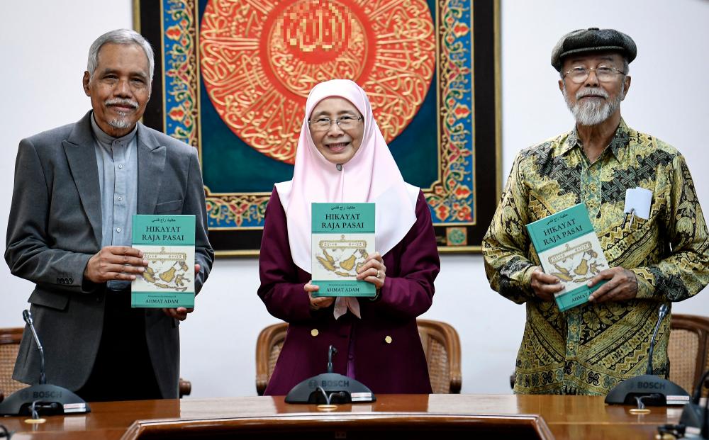 Deputy Prime Minister Dr Wan Azizah Wan Ismail (C) presents the book ‘Hikayat Raja Pasai’ at the launch of the book at the International Institute of Islamic Thought and Civilization (ISTAC) today. - Bernama