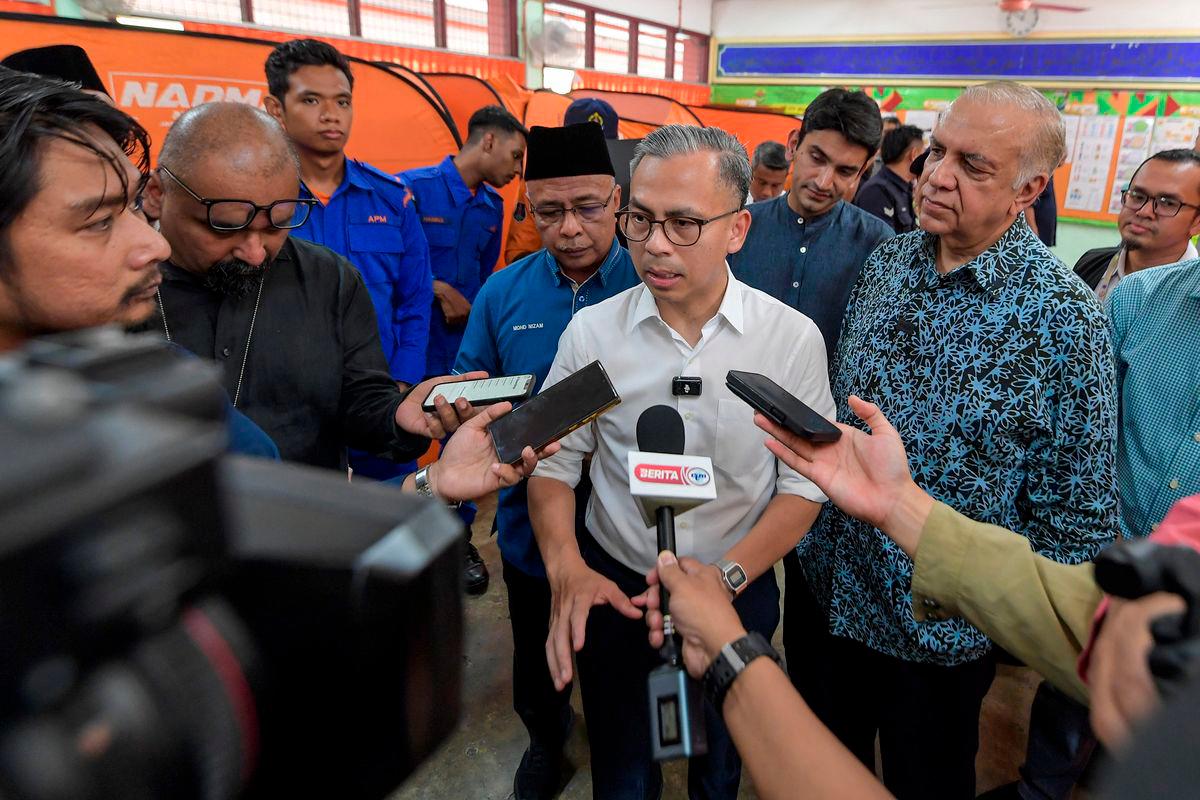 Menteri Komunikasi yang juga Ahli Parlimen Lembah Pantai, Datuk Fahmi Fadzil menjawab pertanyaan media selepas melawat mangsa kebakaran di Pusat Pemindahan Sementara di Sekolah Rendah Agama Al-Khawarizmi - BERNAMA