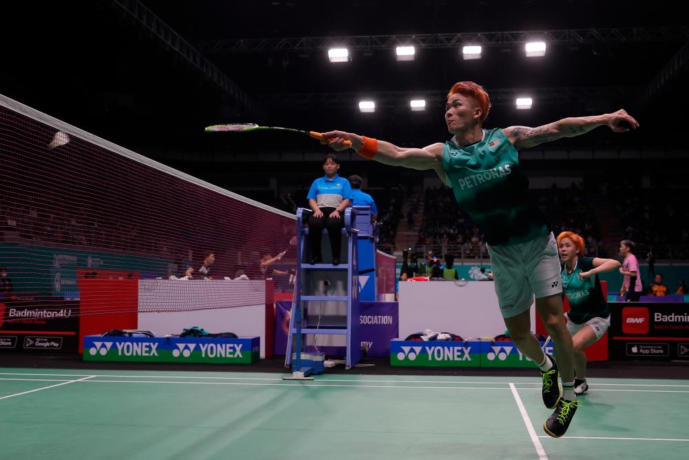 KUALA LUMPUR, Jan 12 -- National mixed doubles team Chen Tang Jie and Toh Ee Wei against Indonesian players Rehan Naufal Kusharjanto and Lisa Ayu Kusumawati in the second round of the Malaysia Open Petronas Badminton Championship 2023 at Axiata Arena Bukit Jalil, today. BERNAMAPIX