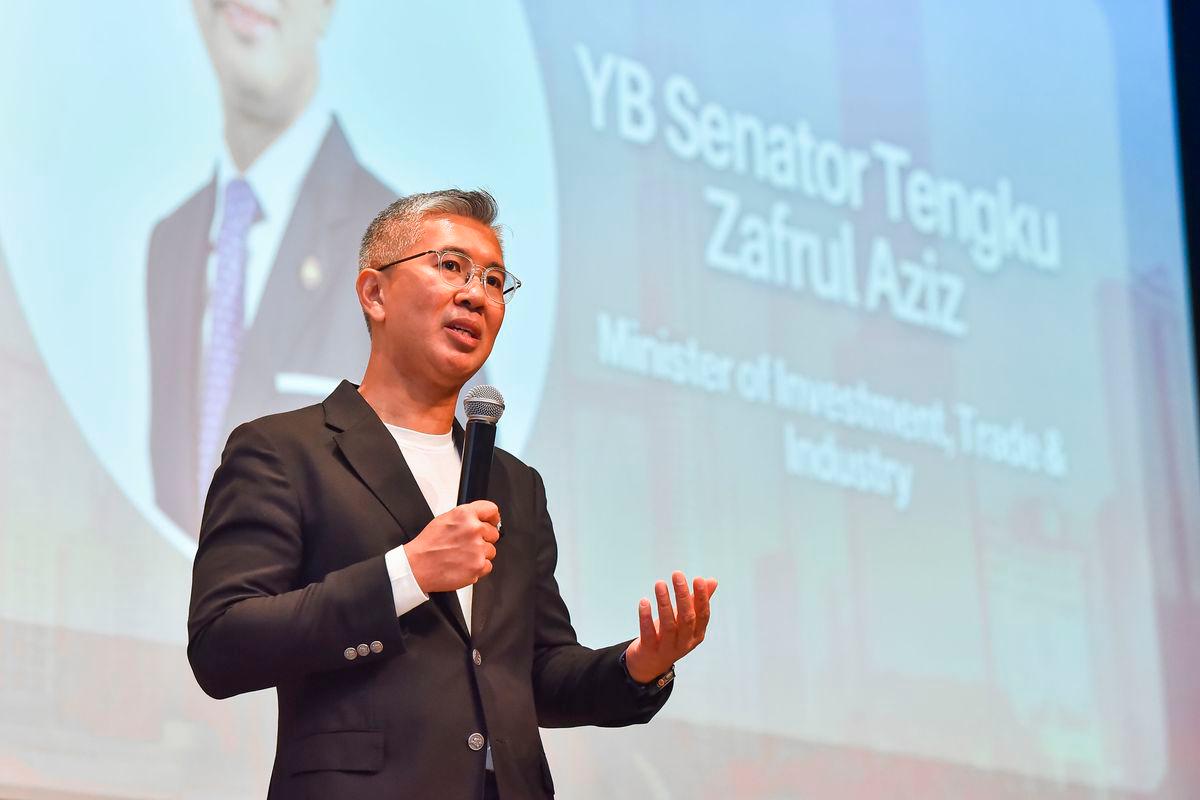 Menteri Pelaburan, Perdagangan dan Industri, Tengku Datuk Seri Zafrul Abdul Aziz menyampaikan ucaptama pada Forum Ekonomi dan Kepimpinan (ELF) anjuran London School of Economics (LSE) di Sunway Universiti hari ini - fotoBERNAMA