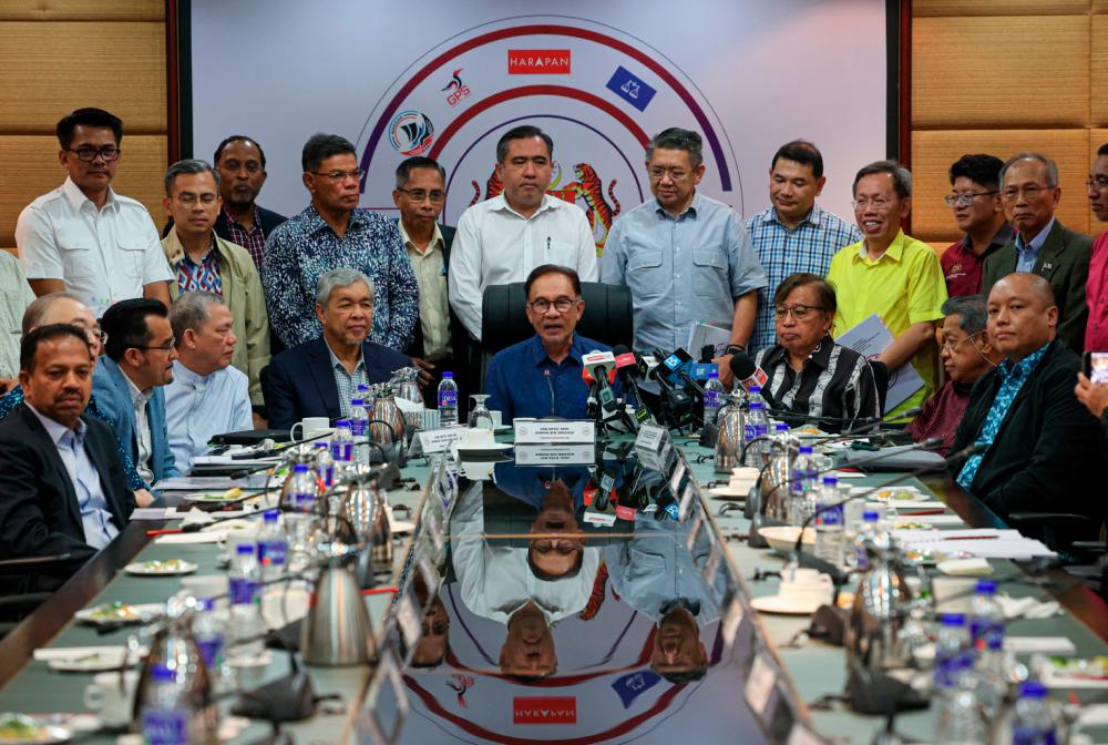 KUALA LUMPUR, 19 Mac -- Perdana Menteri Datuk Seri Anwar Ibrahim mempengerusikan mesyuarat Sekretariat Kerajaan Perpaduan di Menara Dato Onn Kuala Lumpur malam ini. Turut hadir kedua-dua Timbalan Perdana Menteri Datuk Seri Ahmad Zahid Hamidi dan Datuk Seri Fadillah Yusof serta menteri-menteri kabinet Kerajaan Perpaduan.  --fotoBERNAMA