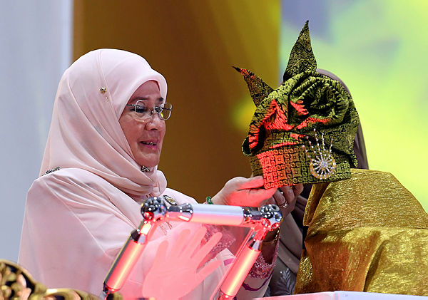 Raja Permaisuri Agong Tunku Hajah Azizah Aminah Maimunah Iskandariah at the the 2019 Kuala Lumpur Creative Traditional Costume Festival 2019.