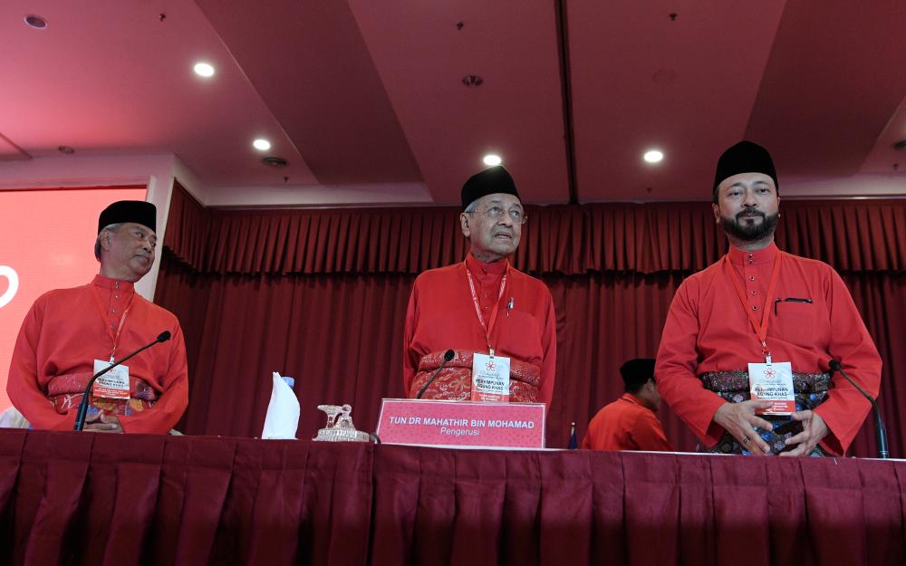 Prime Minister Tun Dr Mahathir Mohamad (C), who also serves as Bersatu chairman, with Home Minister Tan Sri Muhyiddin Yassin (L) and Bersatu deputy president Datuk Seri Mukhriz Mahathir, at a press conference after the conclusion of the EGM, at MAEPS, Serdang today. - Bernama