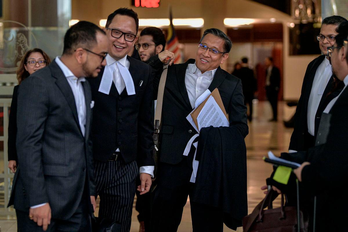 Peguam Mior Nor Haidir Suhaimi yang mewakili Dr Mahathir memaklumkan bahawa kedua-dua pihak telah mencapai kata sepakat. Perkara itu turut disahkan peguam Shahrul Fazli Kamarulzaman yang mewakili Ahmad Zahid. - FotoBernama