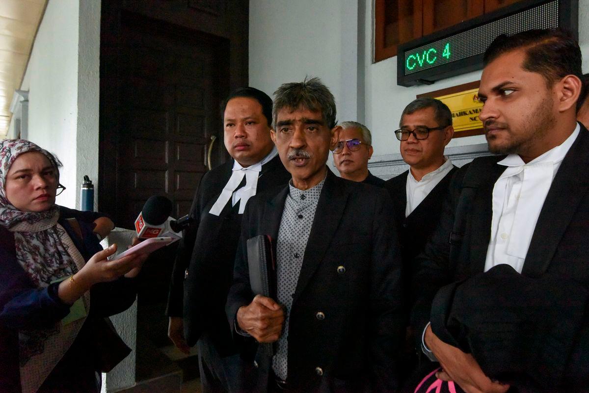 Lawyer Mohamed Haniff Khatri Abdulla di Mahkamah Tinggi, hari ini. - BERNAMA
