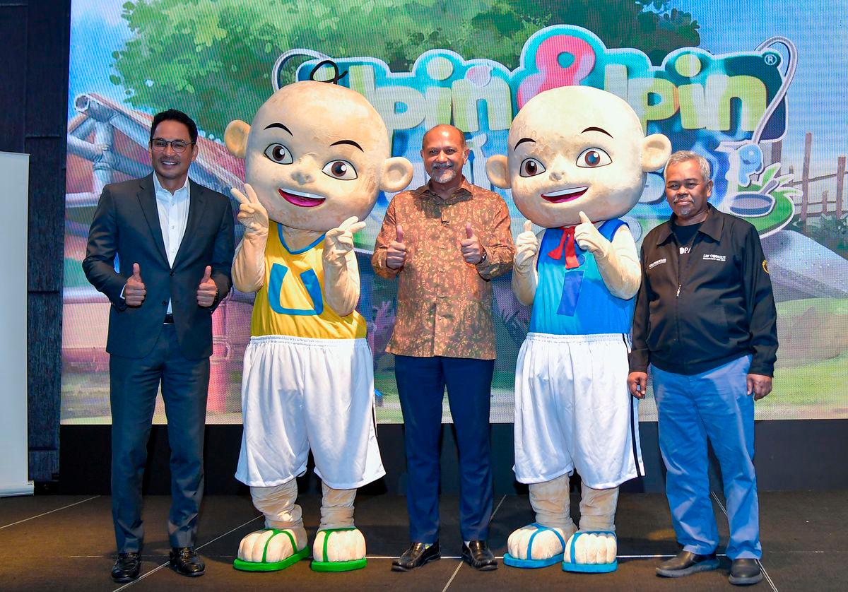 Menteri Digital Gobind Singh Deo (tengah) bergambar kenangan selepas menyempurnakan Majlis Pelancaran Permainan Video : Upin &amp; Ipin Universe di KL Sentral hari ini - BERNAMA