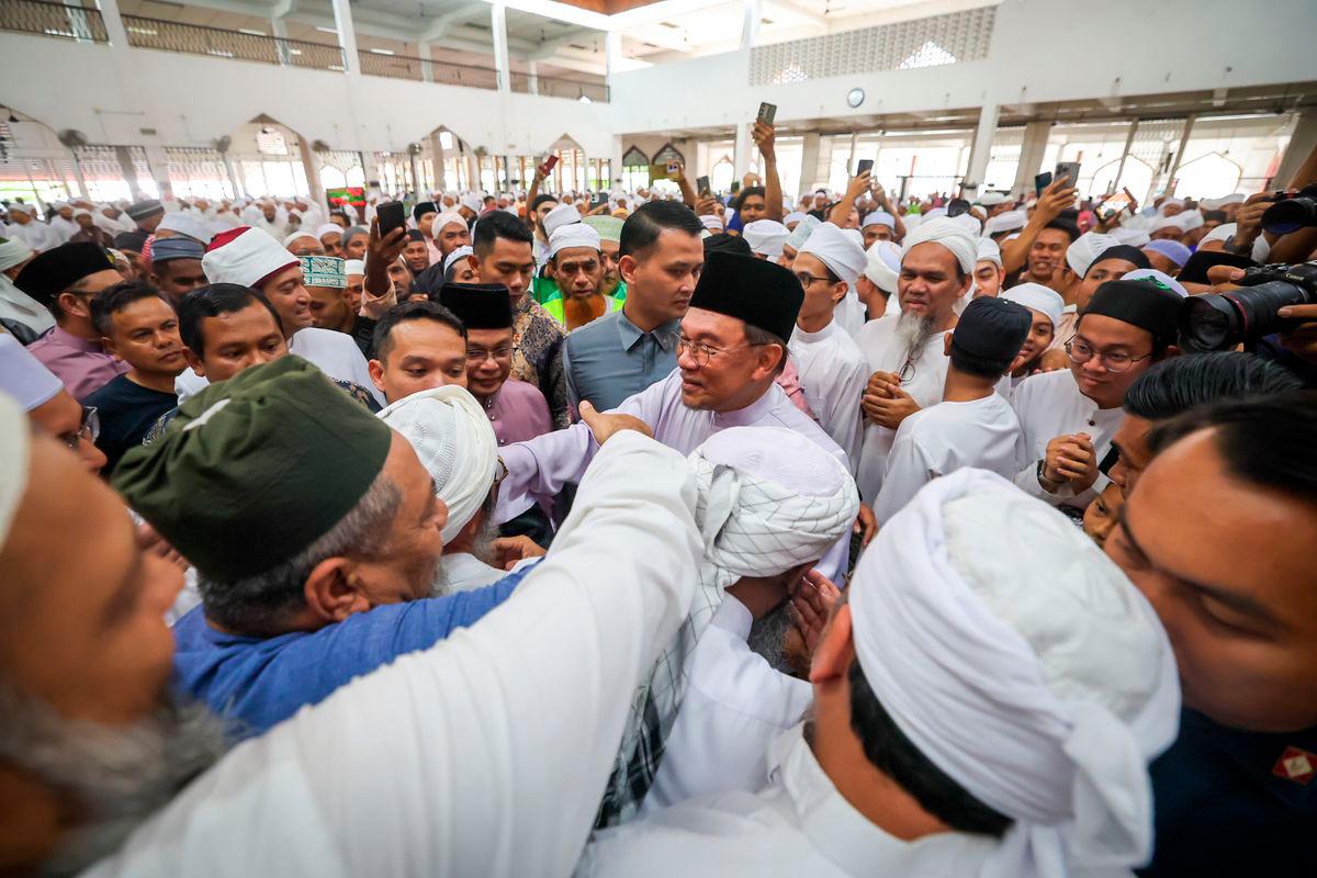 Perdana Menteri Datuk Seri Anwar Ibrahim bersalaman jemaah pada Program Temu Mesra Jabatan Mufti Wilayah Persekutuan di Masjid Jamek Bandar Baru Seri Petaling, hari ini. Turut hadir Menteri di Jabatan Perdana Menteri (Hal Ehwal Agama), Datuk Dr Mohd Naim Mokhtar. - BERNAMA
