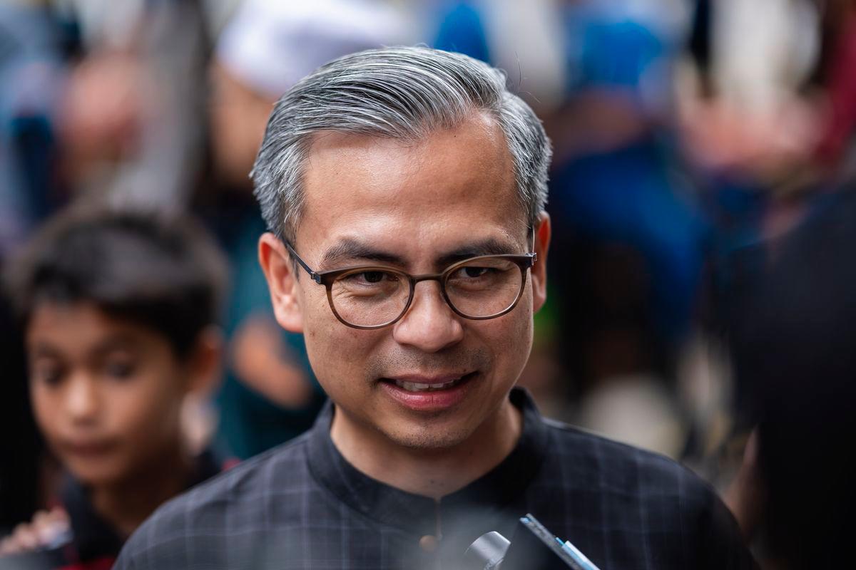 Menteri Komunikasi yang juga Ahli Parlimen Lembah Pantai, Datuk Fahmi Fadzil bercakap kepada pemberita ketika hadir pada Majlis Korban di Masjid Muhammadi, Angkasapuri hari ini. fotoBERNAMA