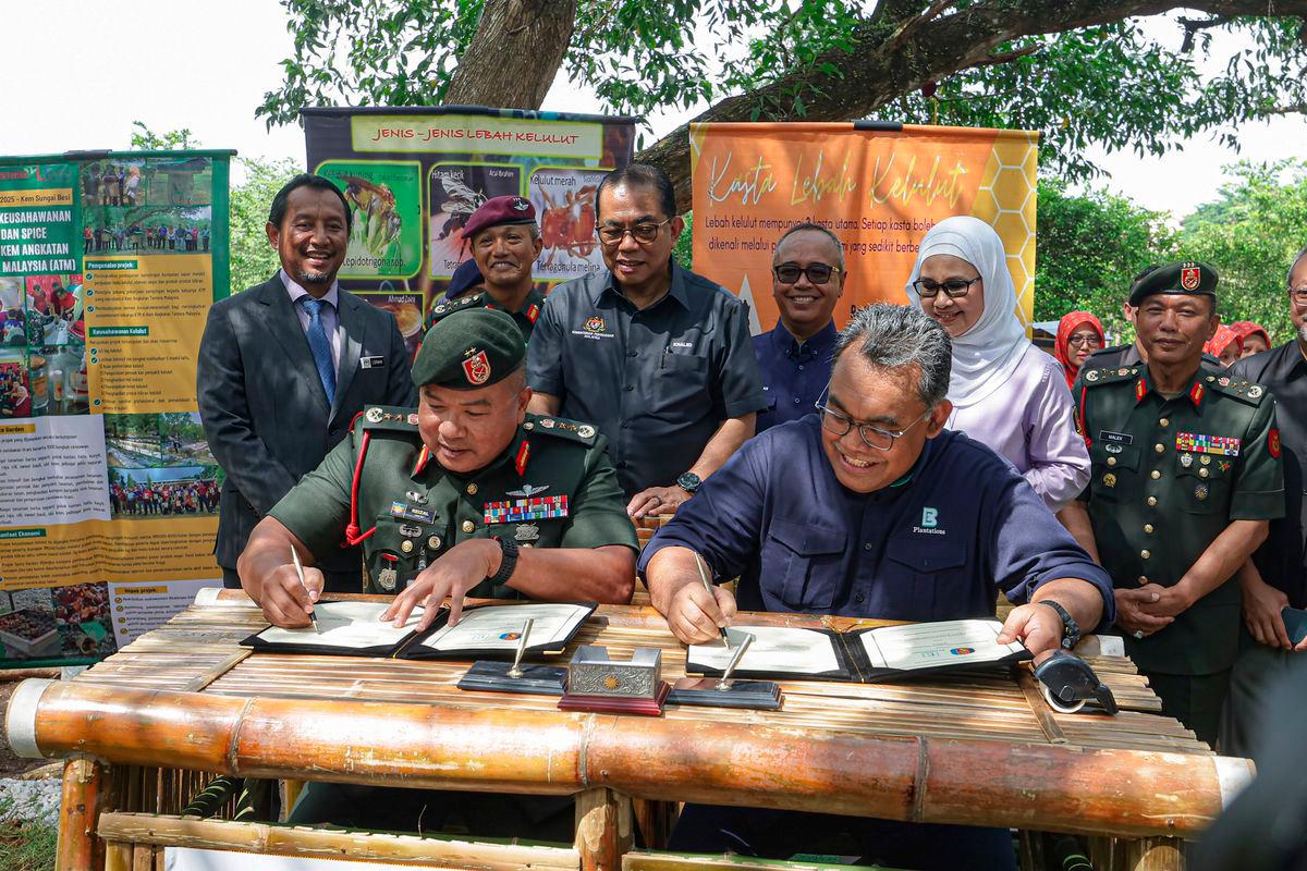 Menteri Pertahanan Datuk Seri Mohamed Khaled Nordin (tiga, kiri) menyaksikan Majlis Menandatangani Memorandum Perjanjian (MoA) antara Asisten Ketua Staf Perkhidmatan Anggota (AKSPA), Mejar Jeneral Datuk Ts Reizal Arif Ismail dan Pengarah Urusan Bousted Plantation Datuk Zulkarnain Md Eusope semasa melakukan lawatan kerja ke Markas Pemerintahan Medan Barat Tentera Darat di Kem Perdana Sungai Besi hari ini - fotoBERNAMA